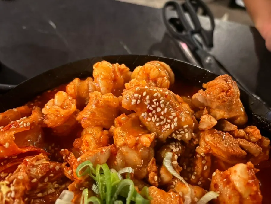 Kimchi daedoritang table setting at Yuumangju