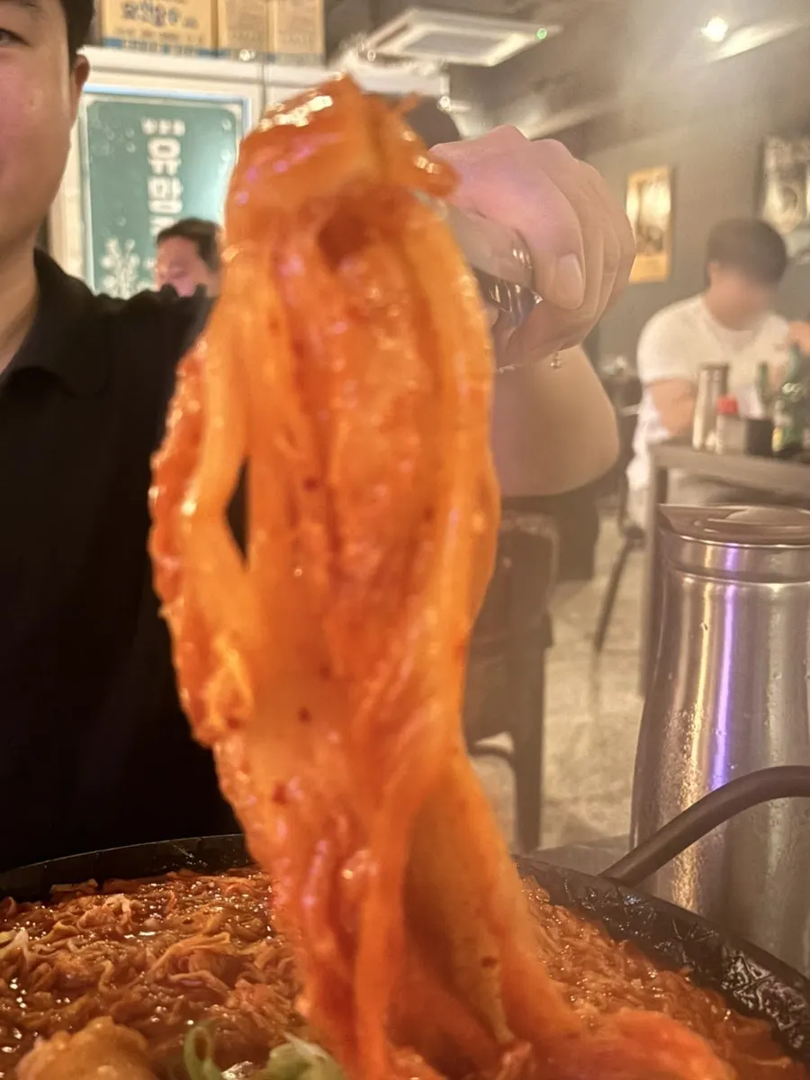 Beef intestine kimchi daedoritang in spicy broth