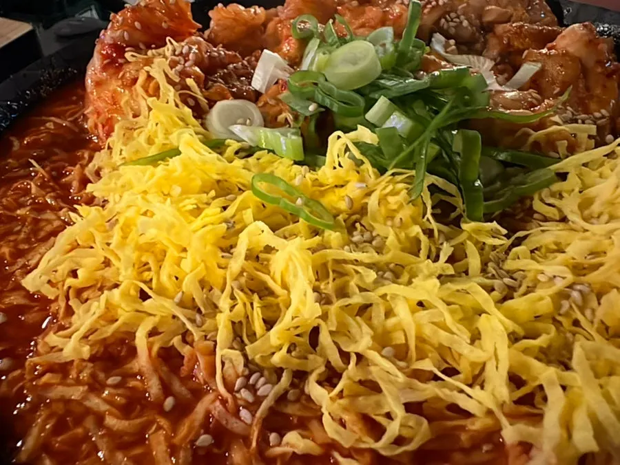 Kimchi daedoritang with whole kimchi