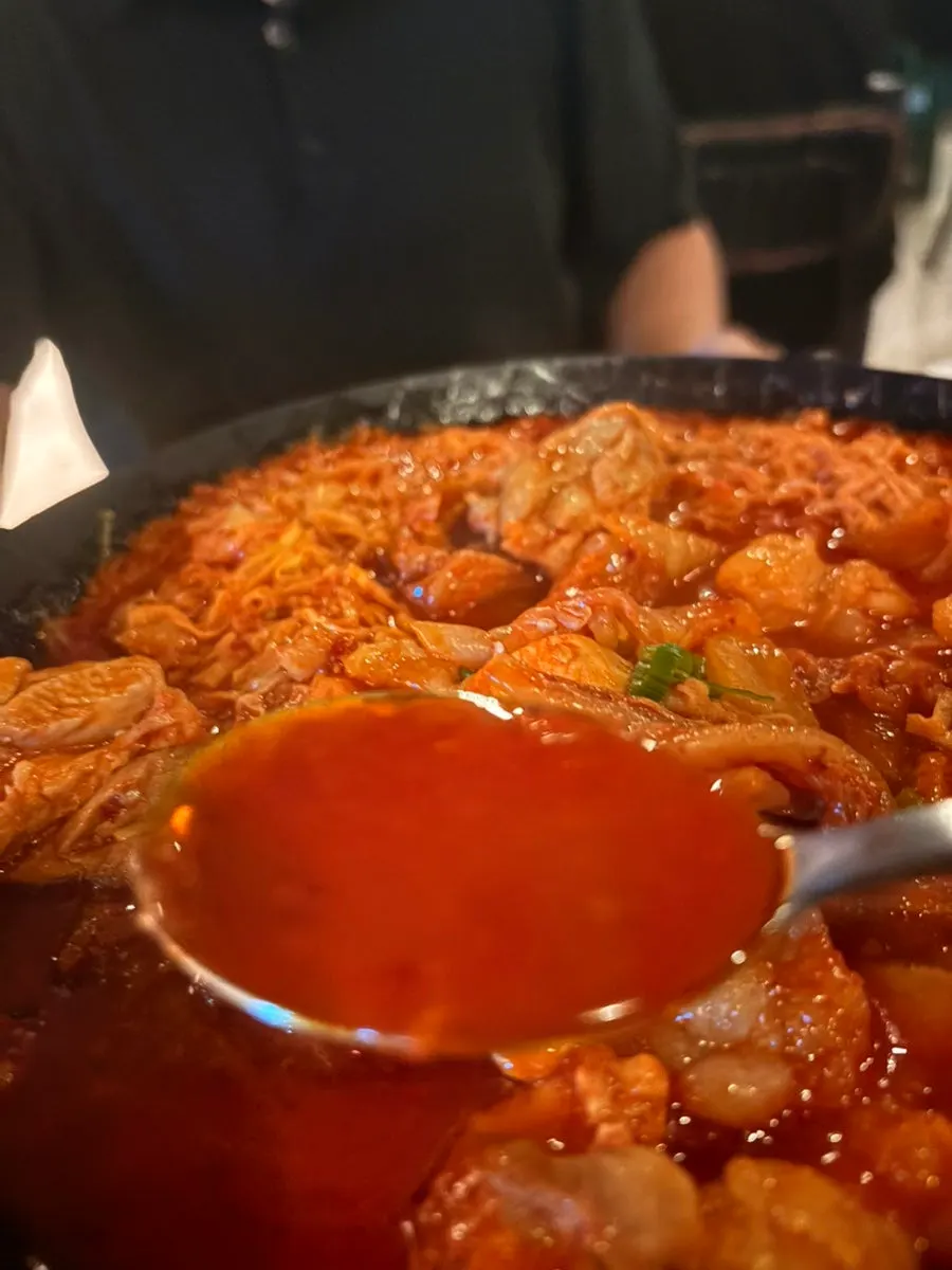 Egg-yolk omelet in kimchi daedoritang