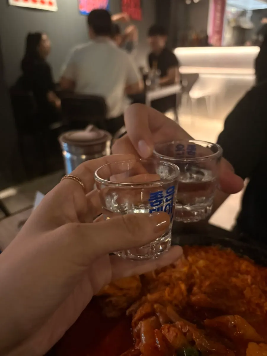 Spicy kimchi daedoritang and soju drinks