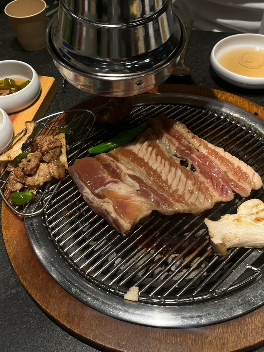 숯불 불판 위 양념갈비
