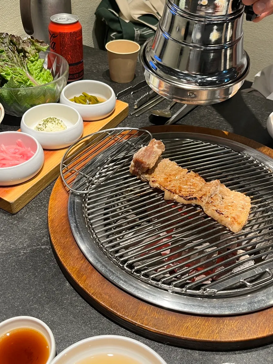 숯불에 굽는 양념돼지갈비