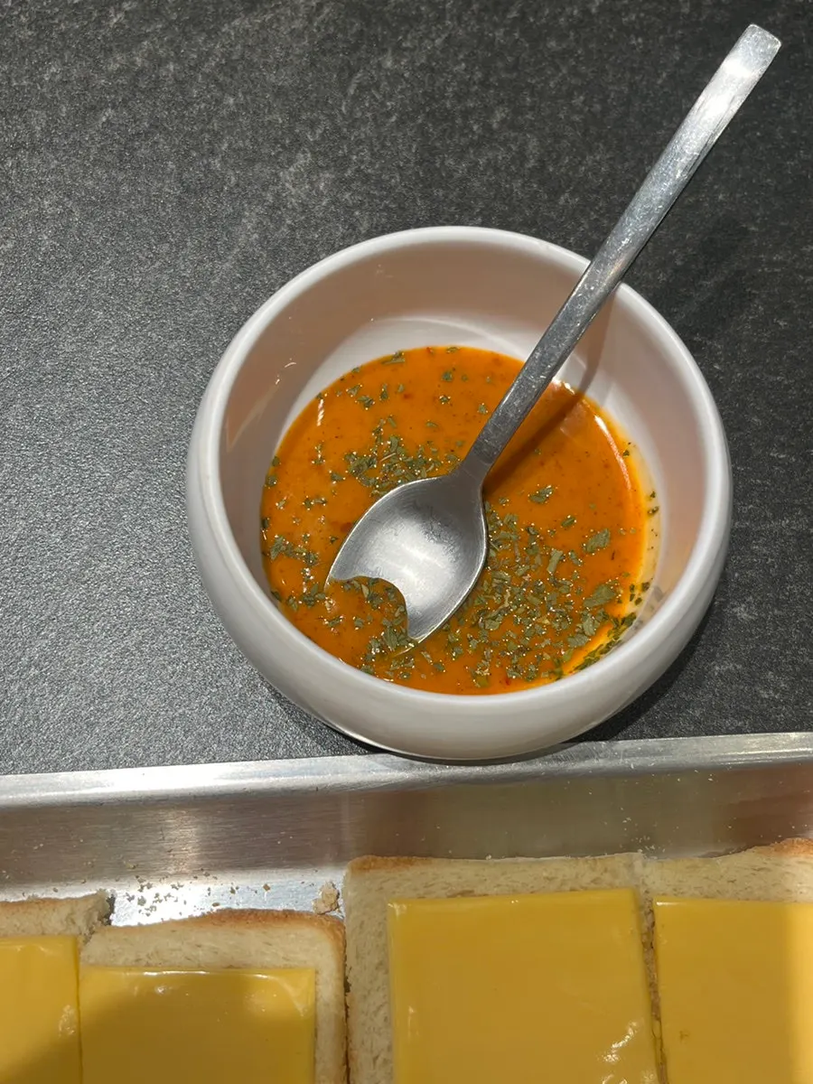 체다치즈와 식빵 곁들임