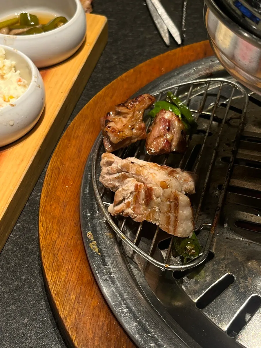 불판 위 생돼지갈비