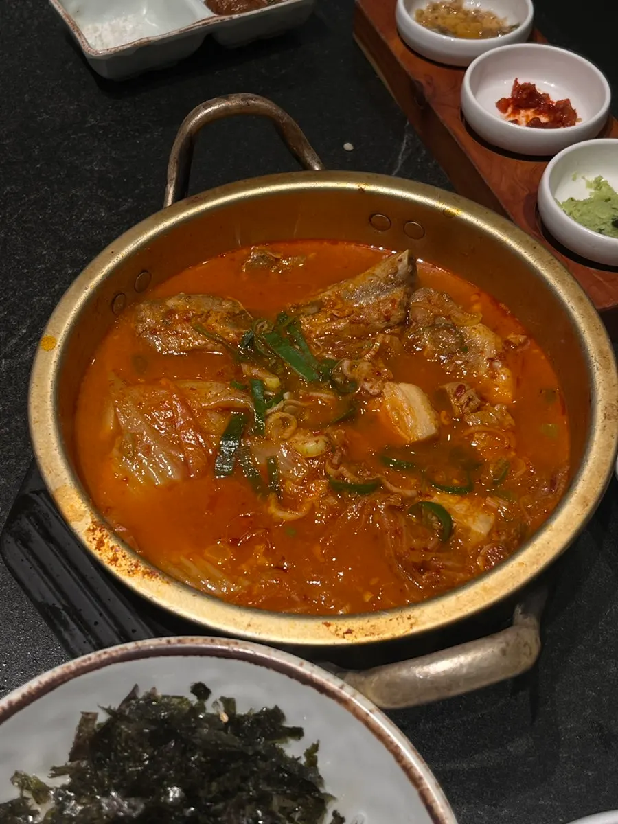 갈비가 들어간 짜글 김치찌개