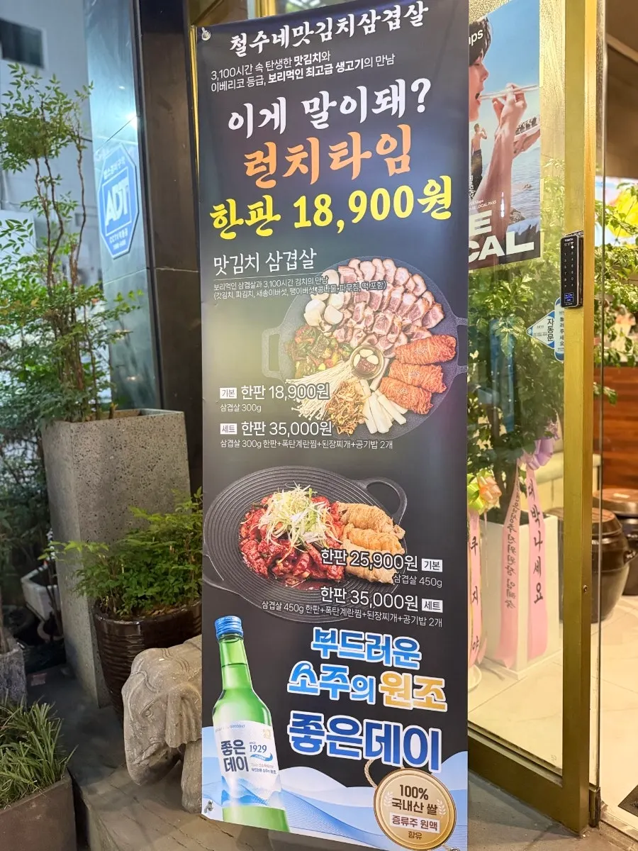 우드톤 가구와 벽돌 인테리어의 매장 내부
