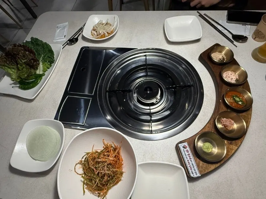 쌈 채소와 곁들임 반찬이 놓인 셀프바