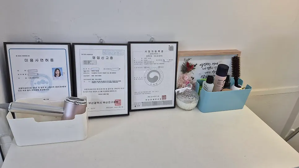 화이트 톤 속눈썹 숍 내부