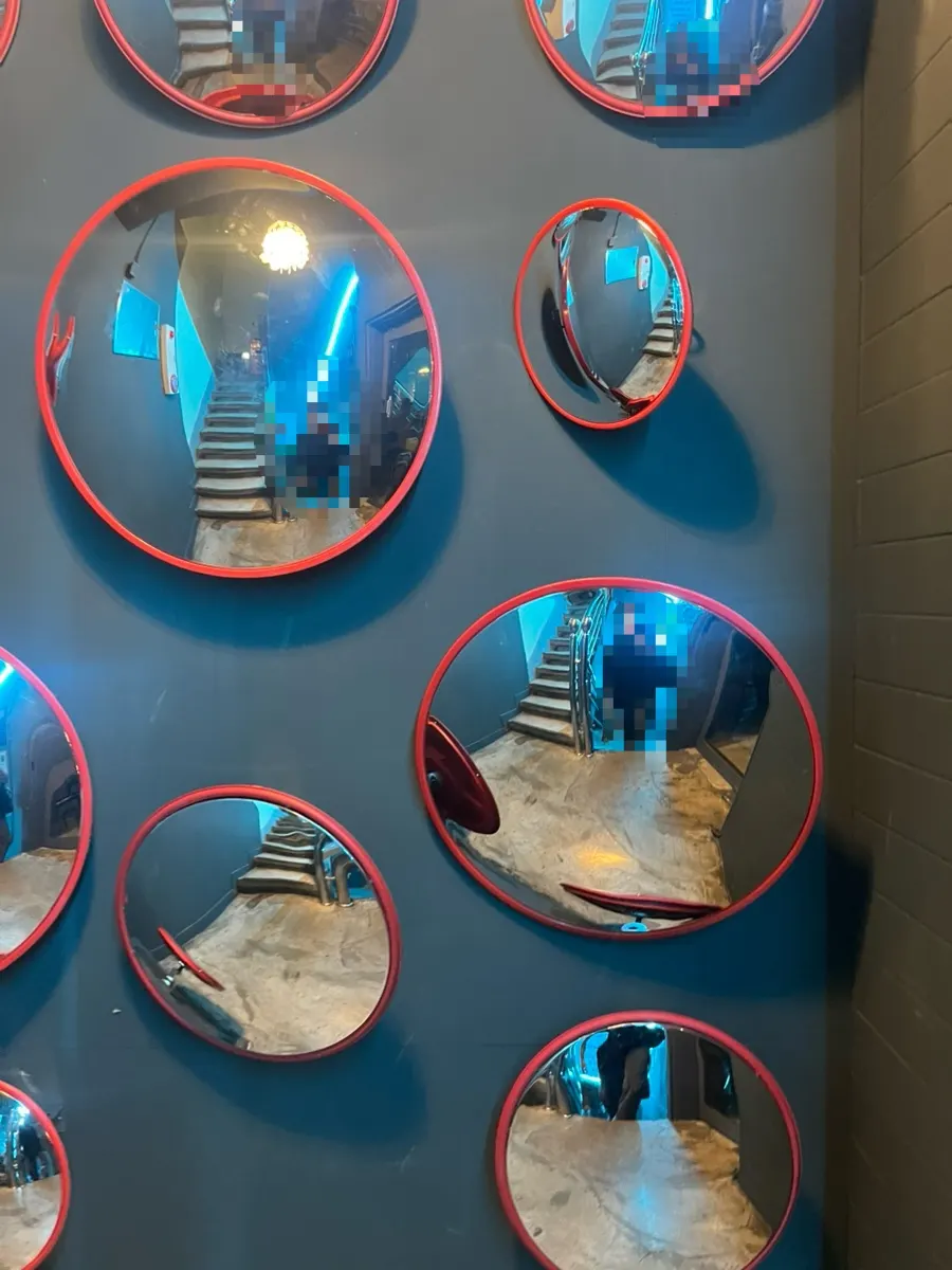 Mirrored photo zone at the entrance of Yuumangju Seomyeon Branch