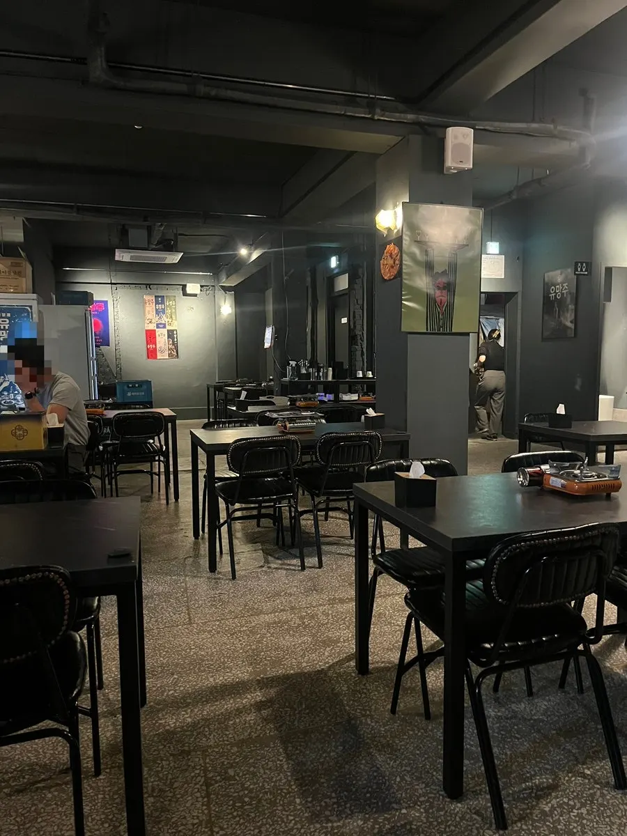View of the seating area at Yuumangju Seomyeon Branch late at night