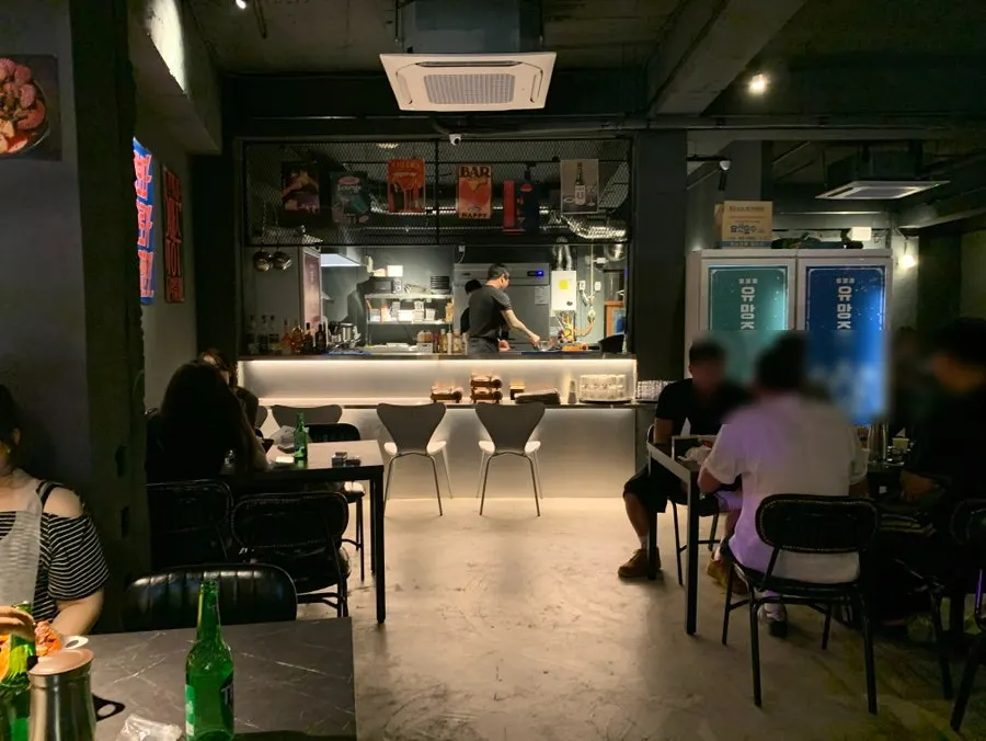 Wide view of the spacious main hall tables at Yuumangju Seomyeon Branch