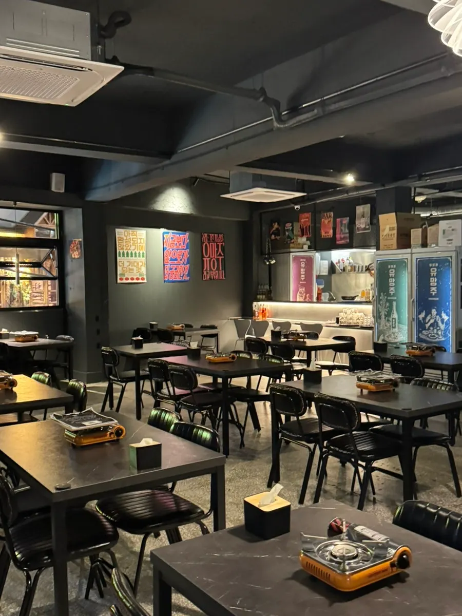 Spacious main hall inside Yuumangju Seomyeon Branch