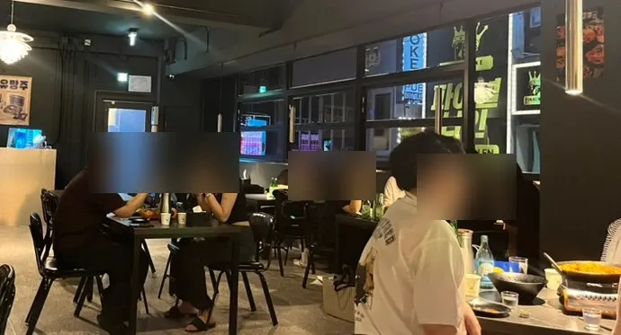 Dining hall at Yuumangju Seomyeon Branch with wide table spacing