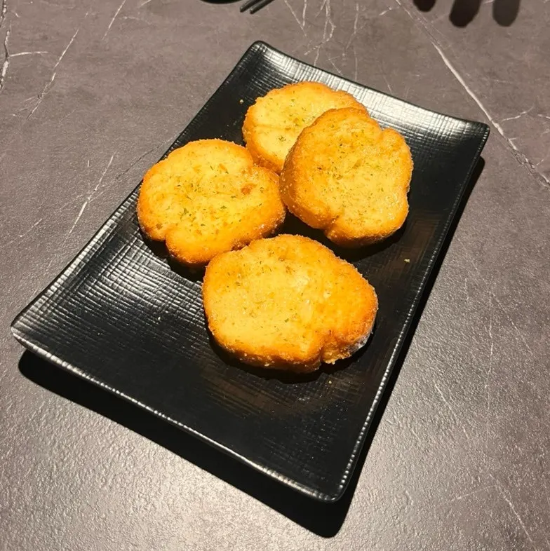 Grilled baguette served before the meal