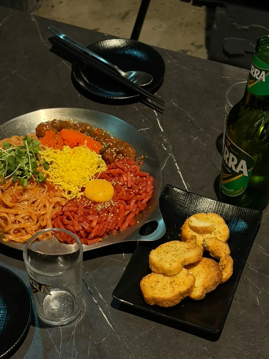 기본 안주 마늘바게트와 맥주가 놓인 테이블
