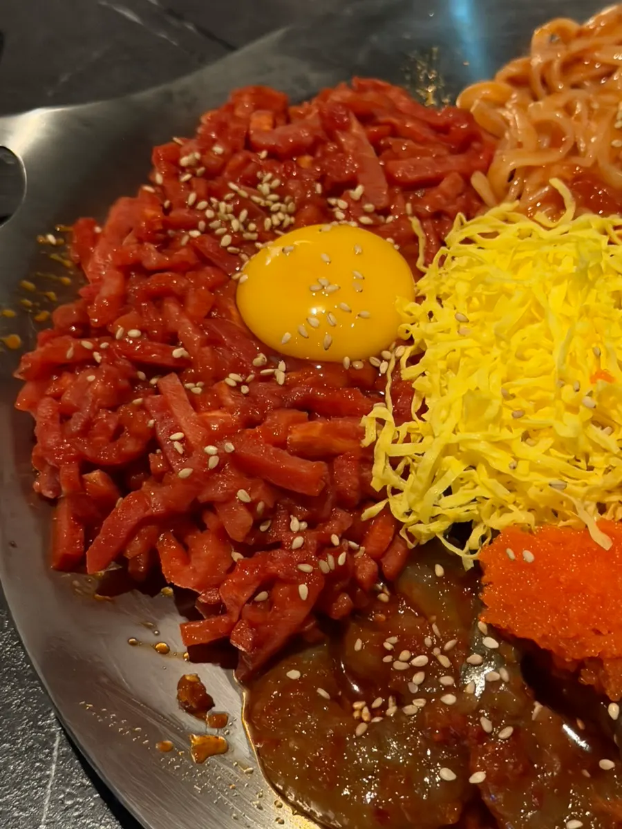 육회 새우장 칼비빔 세 가지가 담긴 접시