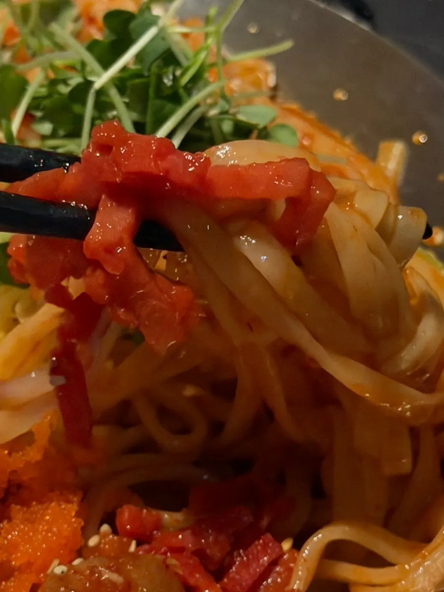 칼비빔과 함께 집어든 육회 한입