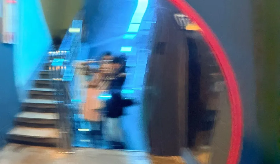 2층 입구 앞 원숭이 그림 포토존