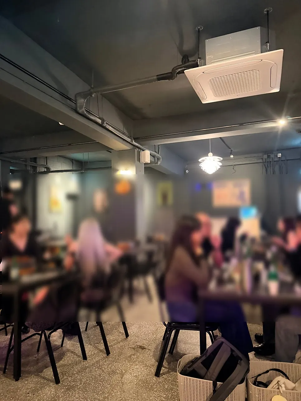 거울 앞에서 찍은 포토존 사진