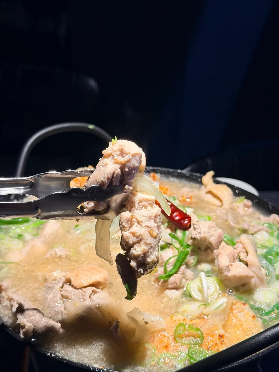 푸짐하게 차려진 수육 누룽지 닭곰탕 한 상