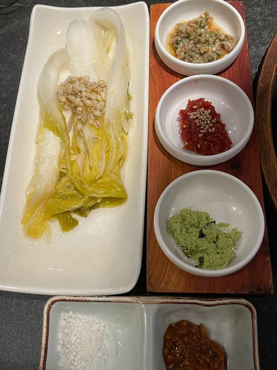 상추와 깻잎 쌈채소 접시
