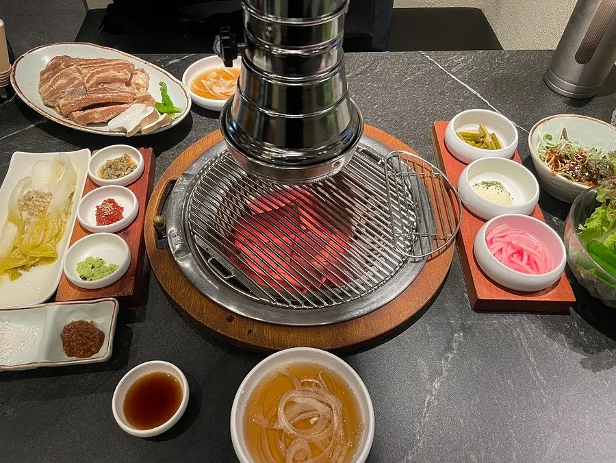 백김치와 감자샐러드 등 곁들임 반찬