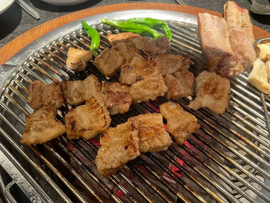 숯불 위에서 익어가는 양념돼지갈비