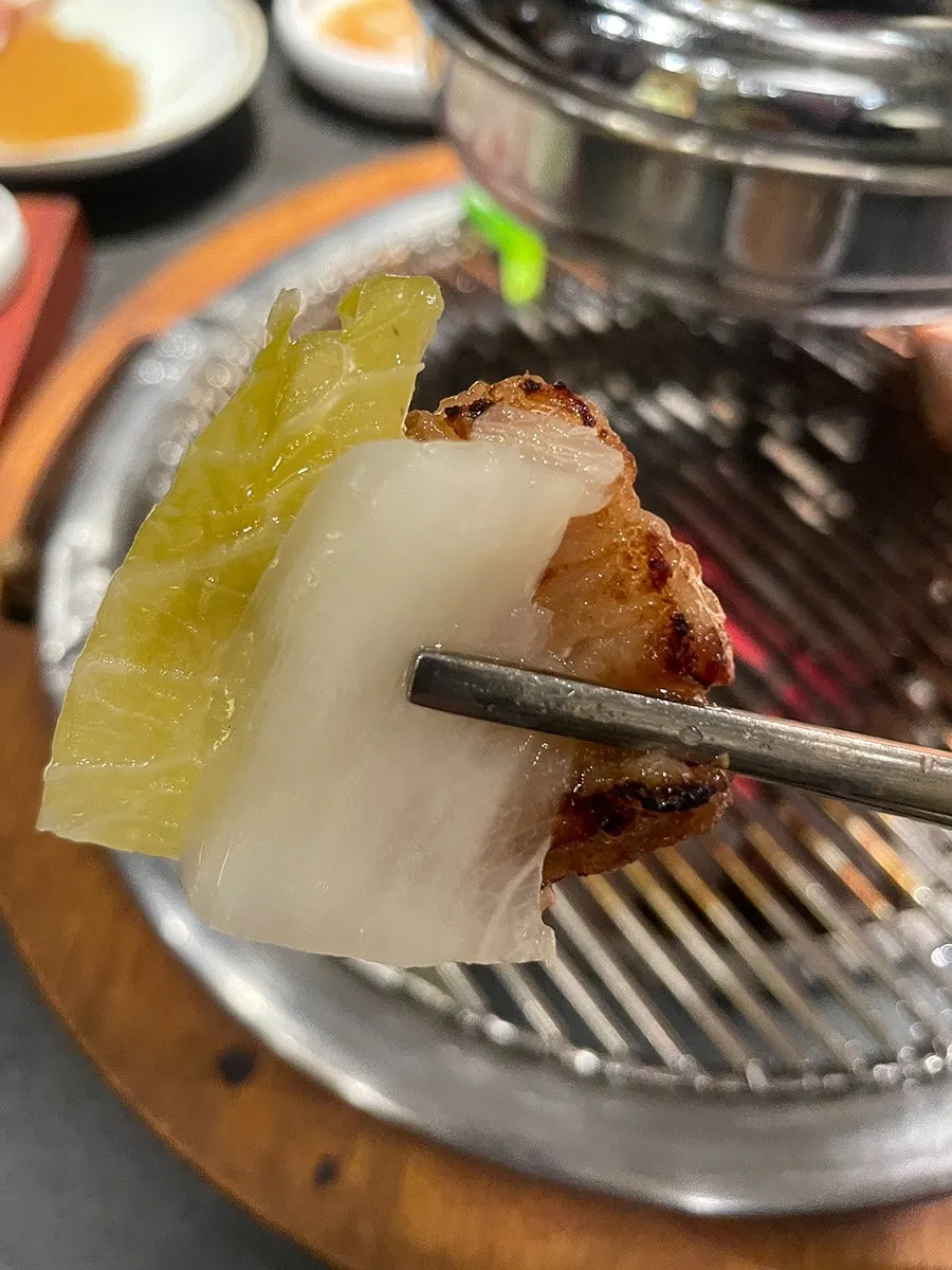 파절이를 올린 돼지갈비 쌈