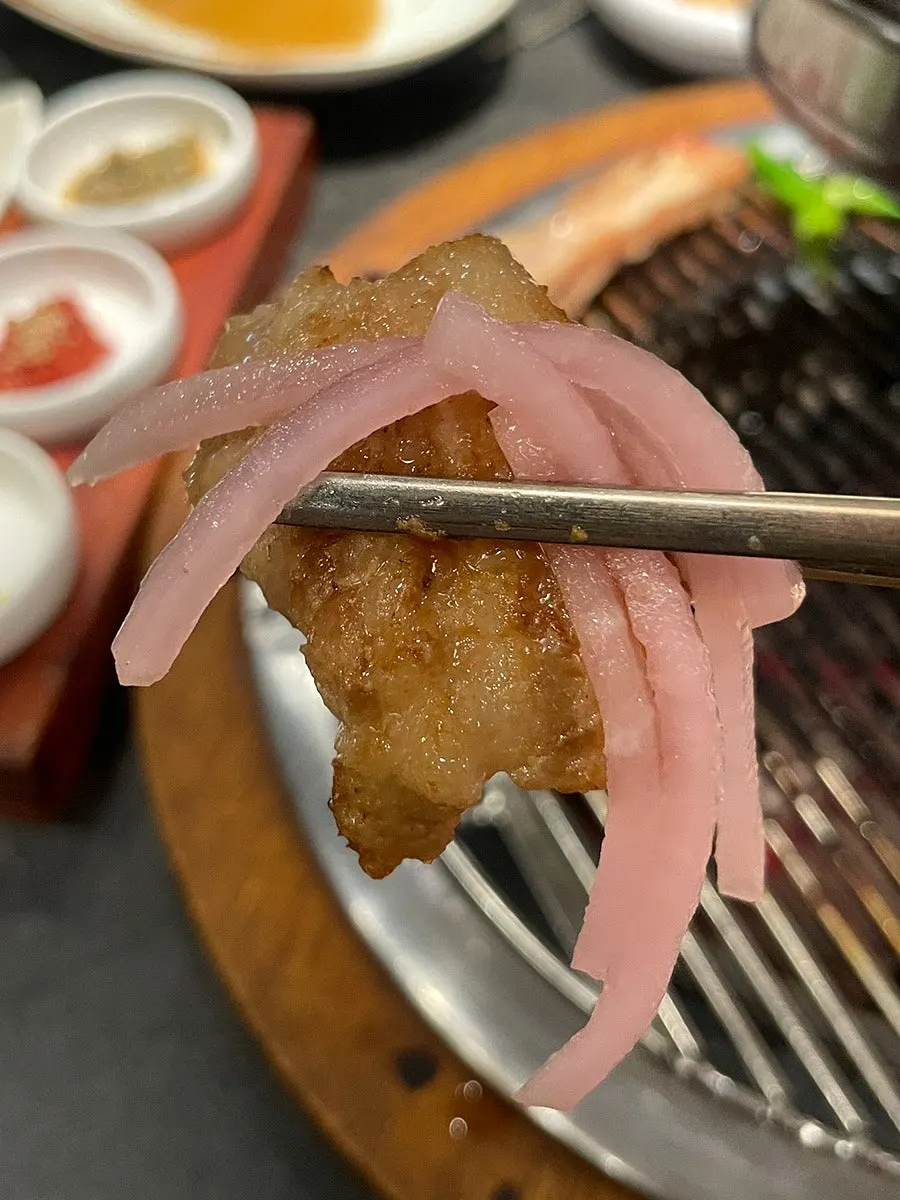백김치와 함께 먹는 양념돼지갈비