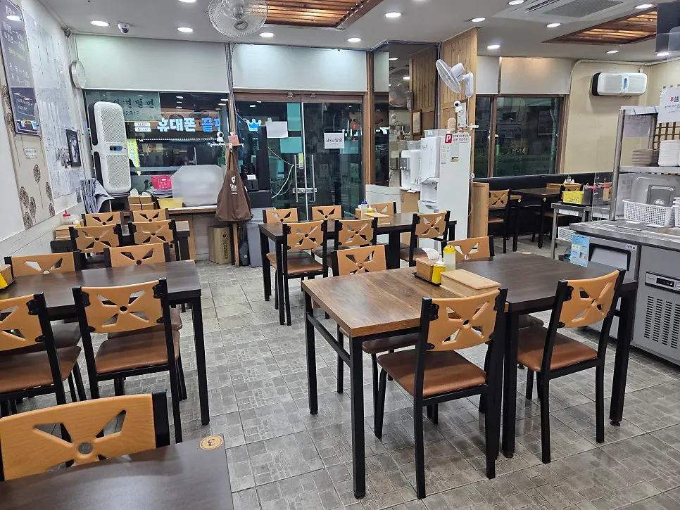 손님이 빠진 서면밀면 홀 내부