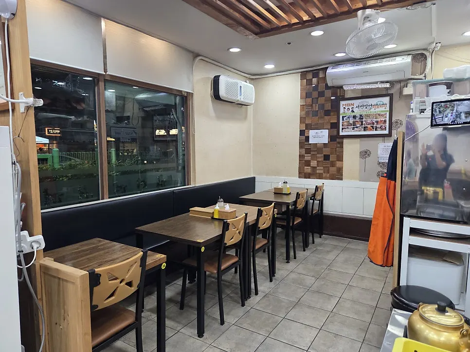 4인석 테이블이 놓인 서면밀면 좌석