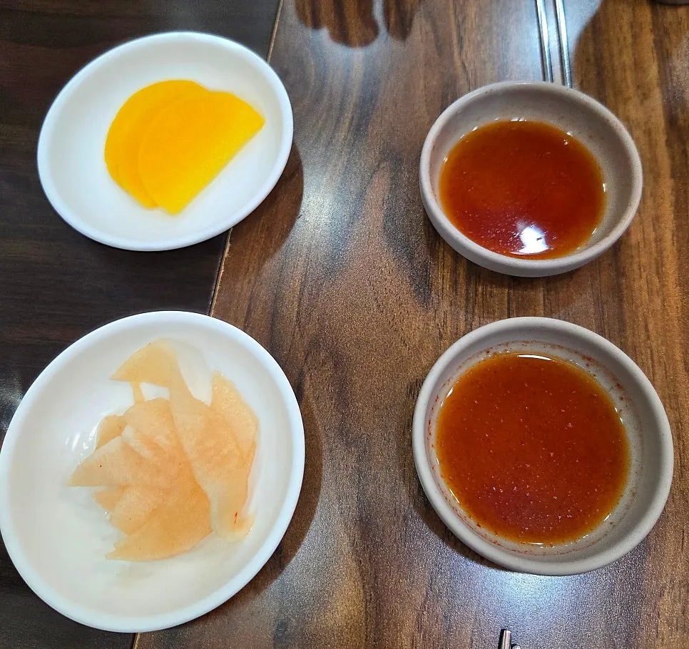 밀면 나오기 전 따뜻한 온육수 한 컵
