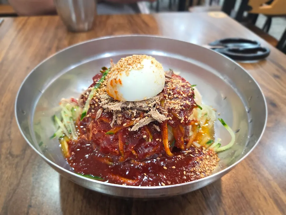 고기 고명이 올라간 서면밀면 비빔밀면