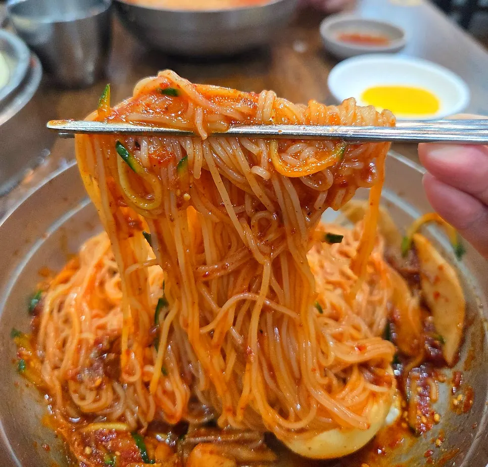 오이채와 무절임이 곁들여진 비빔밀면