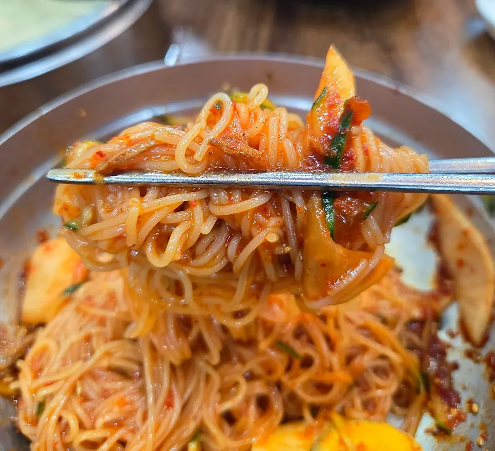 양념에 비빈 비빔밀면 면발 클로즈업