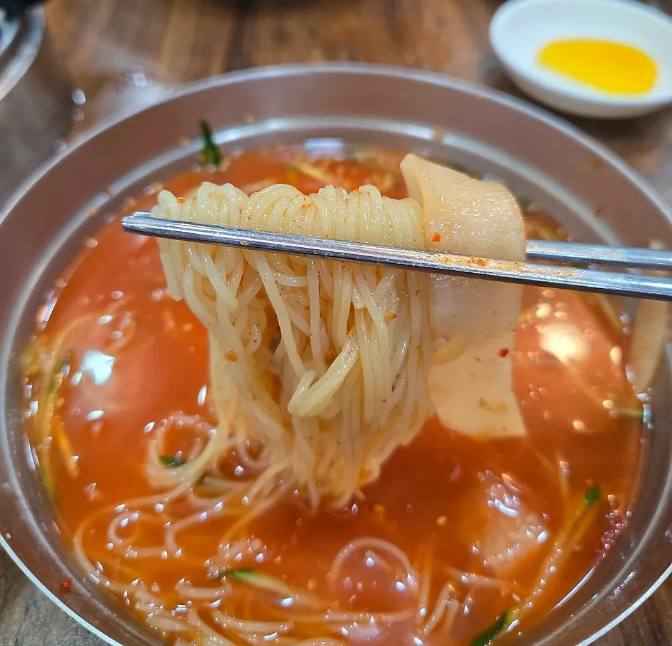 젓가락에 들어올린 물밀면 면발