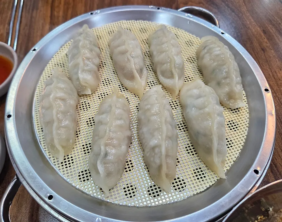 접시에 담긴 서면밀면 만두