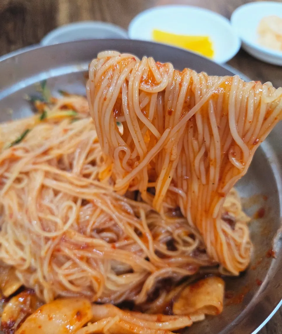 Bibim-milmyeon mixed with sauce