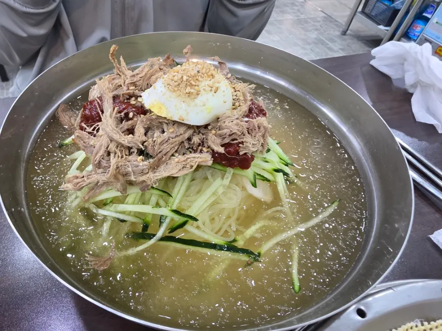 살얼음 육수에 양지 고명 올라간 서면밀면 밀면