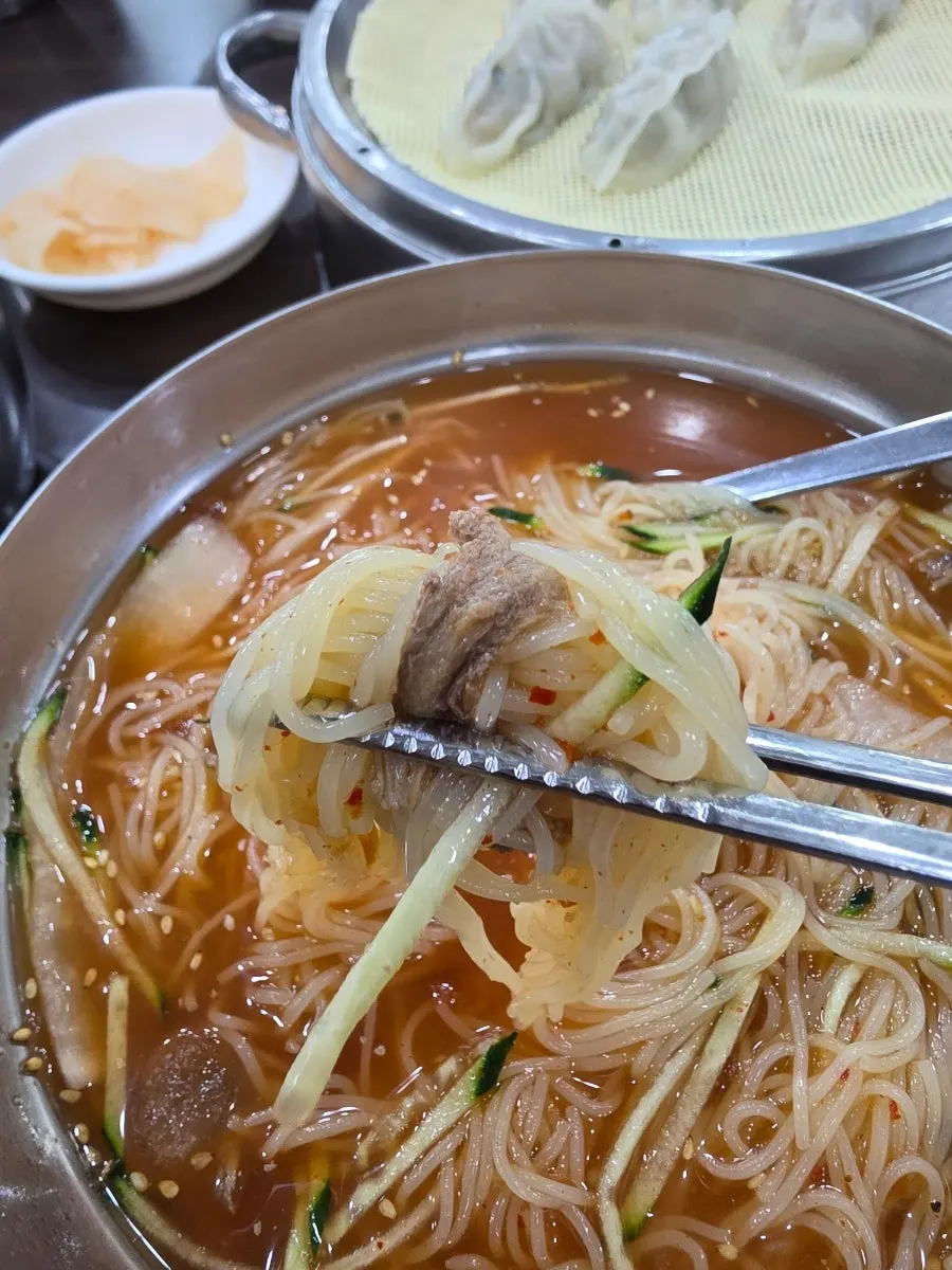 양념을 풀기 전 밀면 한 그릇