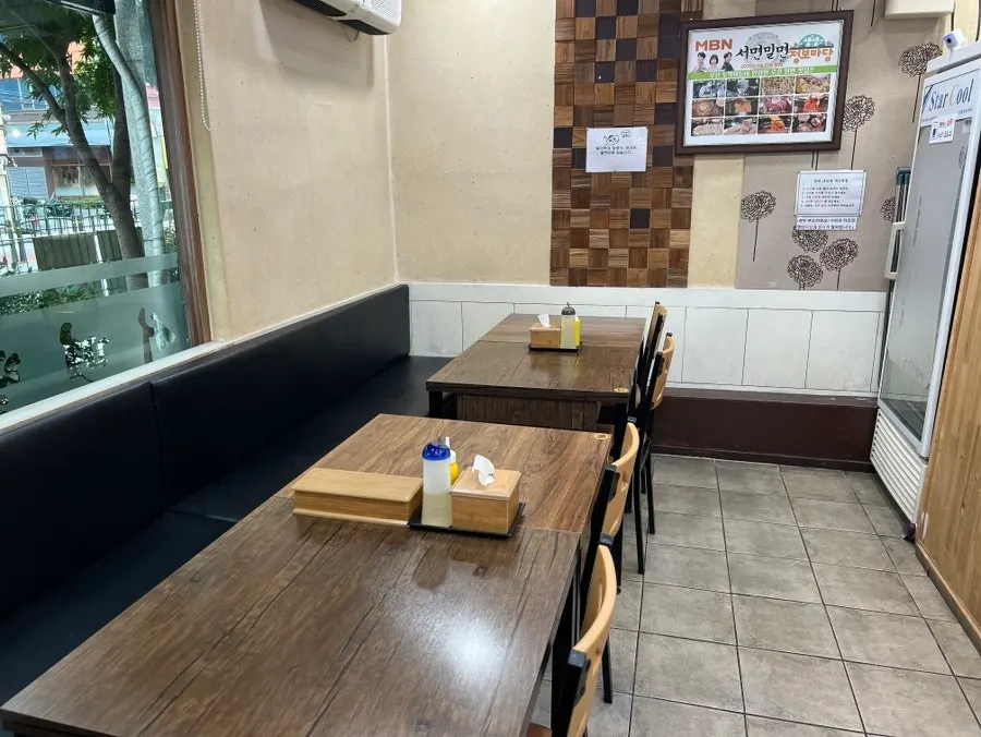Pemandangan ruang makan dengan meja-meja Seomyeon Milmyeon