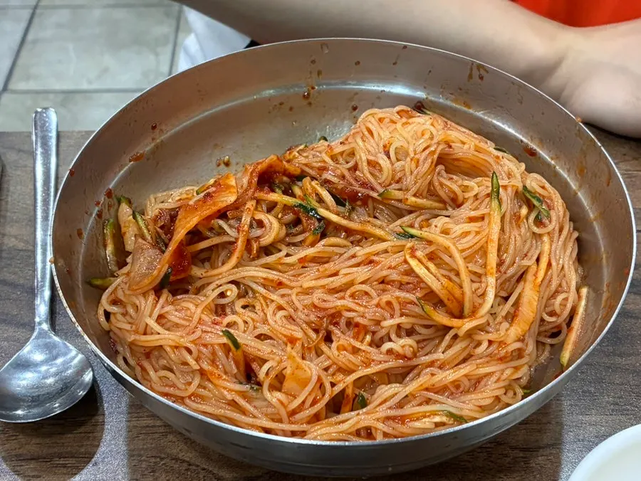 Bibim-milmyeon porsi besar yang sudah diaduk dengan bumbu
