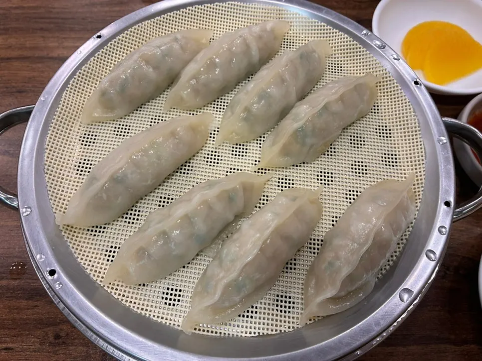 Mi bibim-milmyeon dengan bumbu asam manis