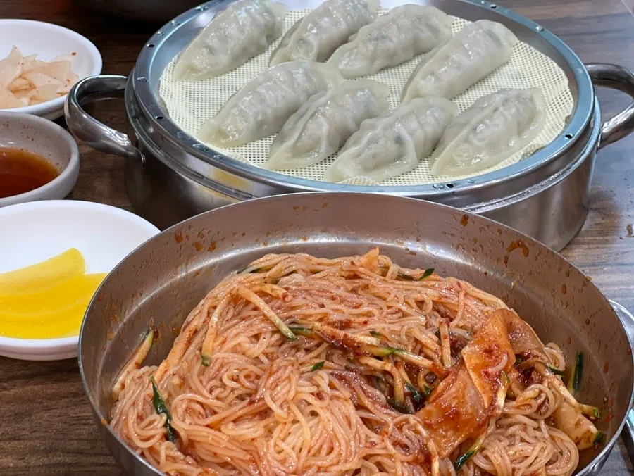 Sepiring dumpling Seomyeon Milmyeon yang baru matang dan hangat