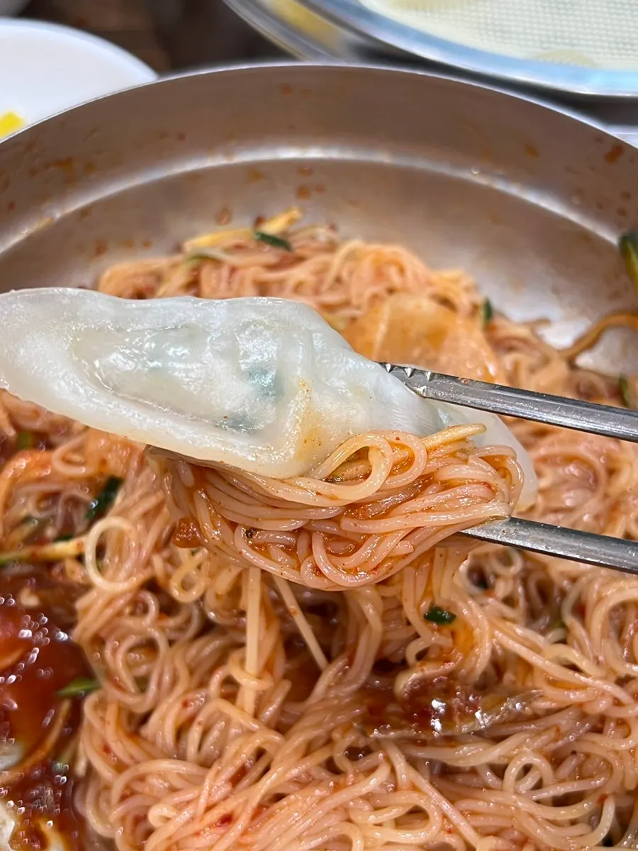 Penampang dumpling dengan kulit tipis terlihat