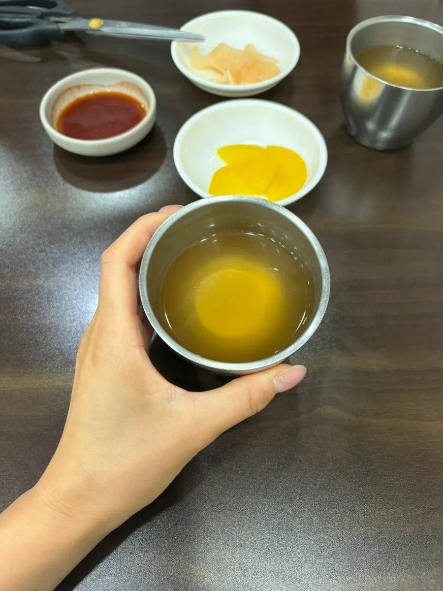 양념과 육수가 섞인 비빔밀면 그릇
