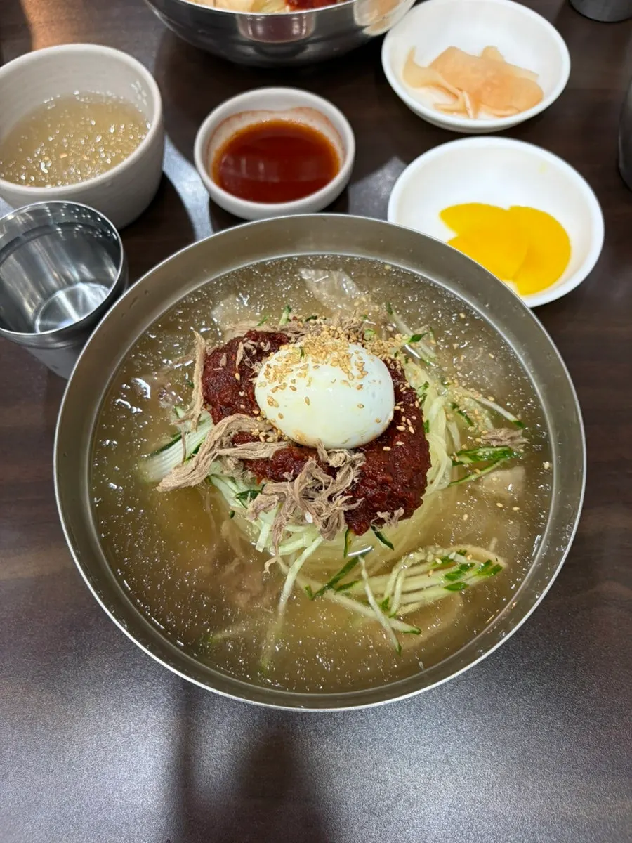 매콤한 양념이 어우러진 비빔밀면 클로즈업