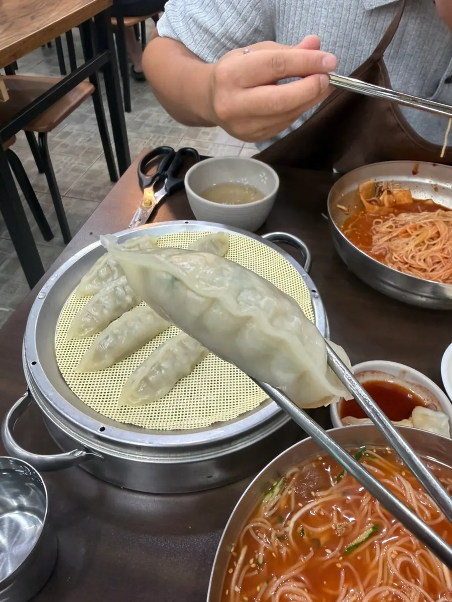 식사를 마친 서면밀면 테이블