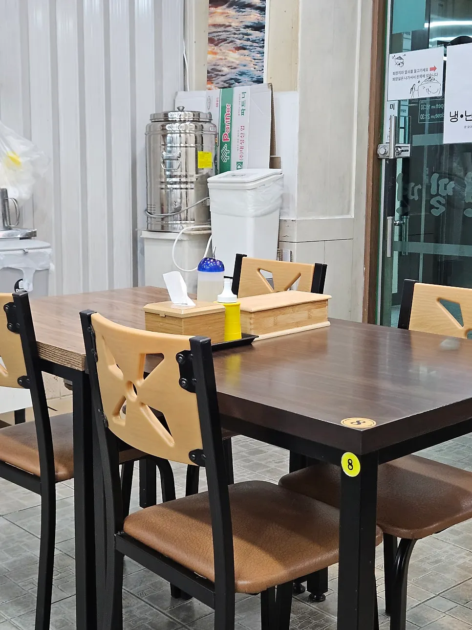 테이블이 놓인 서면밀면 홀 전경